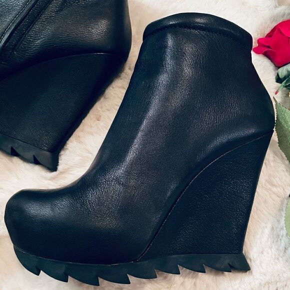 ♥️ THE SAW SOLE WEDGE ANKLE BOOTIE
CUTTING EDGE SHARPEST STYLE CAMILLA SKOVGAARD - Picture 4 of 17